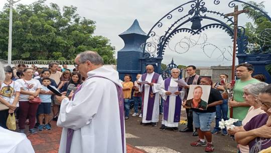 Caminhada da Esperança homenageia as vítimas da pandemia de Covid