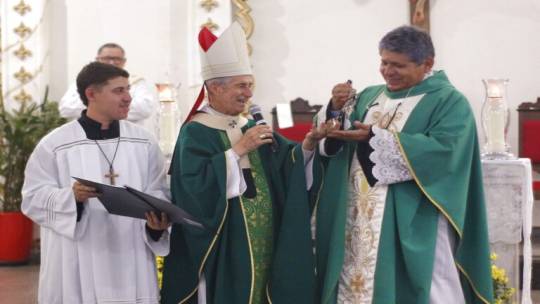 Dom Paulo Mendes preside a posse do Padre Anízio Rodrigues