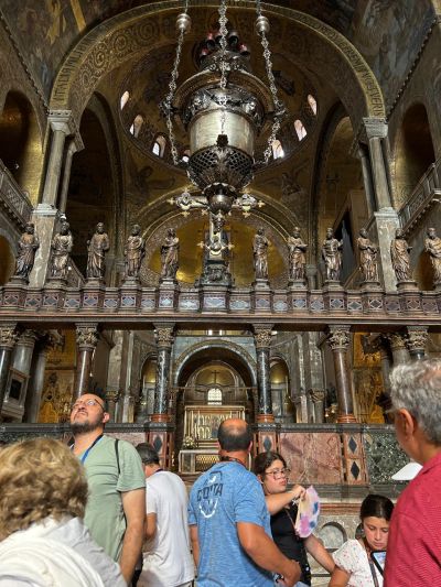 Peregrinos participam de celebração na Basílica de São Marcos em Veneza