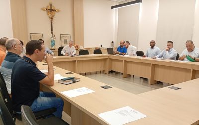 Presbíteros da Arquidiocese de Uberaba reforçam compromisso sinodal em encontro de formação e planejamento