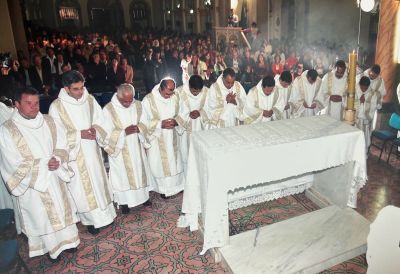 Primeiros diáconos permanentes de Araxá celebram Jubileu de Porcelana com Missa em Ação de Graças