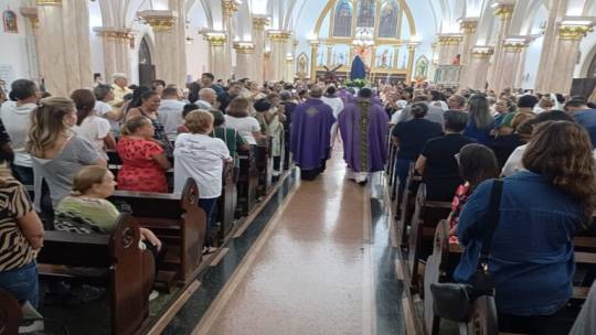 Procissão do Encontro emociona fiéis em noite de fé e devoção